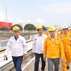 Chairman of the Petrovietnam Board of Directors Hoang Quoc Vuong checks the progress of one-million-ton LNG Thi Vai Storage Project