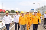 Chairman of the Petrovietnam Board of Directors Hoang Quoc Vuong checks the progress of one-million-ton LNG Thi Vai Storage Project