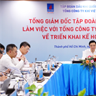 Petrovietnam CEO Le Manh Hung works with PV GAS