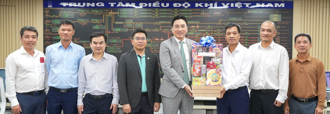 Bí thư Đảng ủy, Chủ tịch HĐQT PV GAS động viên lực lượng trực Tết tại PV GAS Tower đêm...