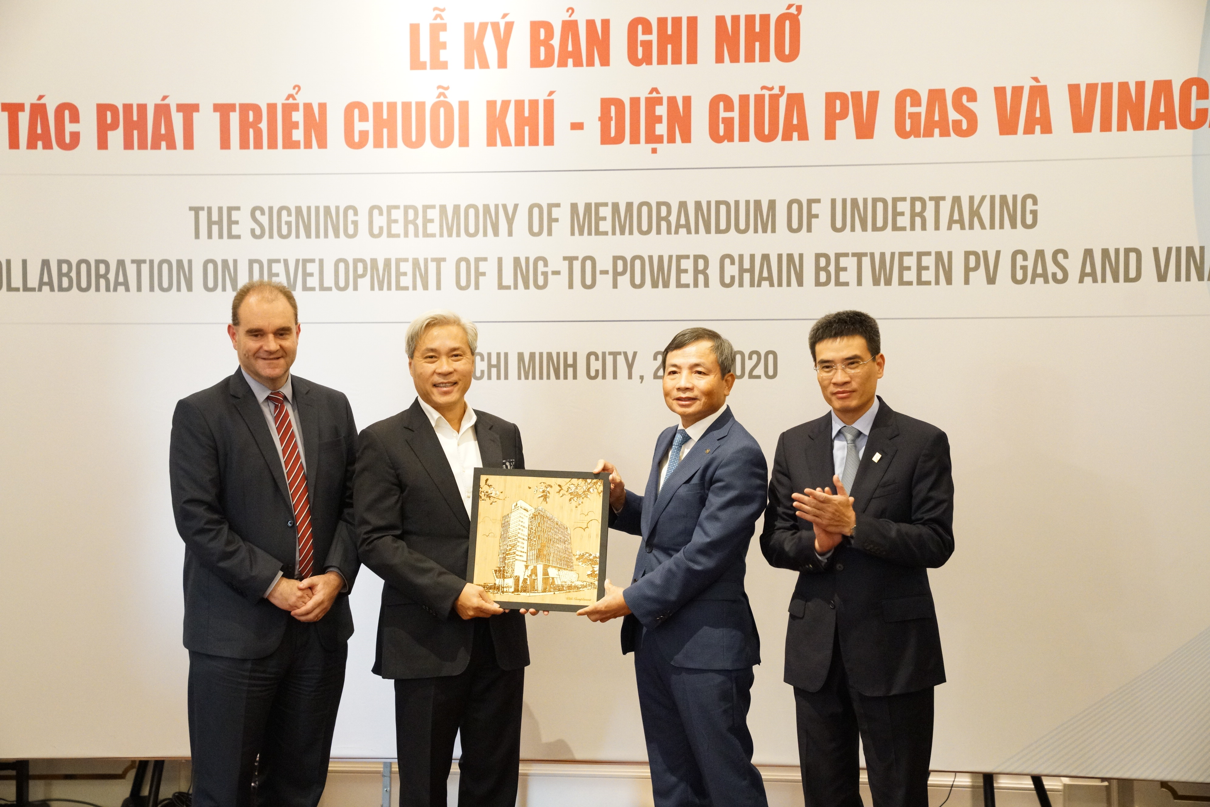 Lãnh đạo PV GAS trao tặng biểu trưng PV GAS và chúc mừng sự hợp tác mới với VinaCapital