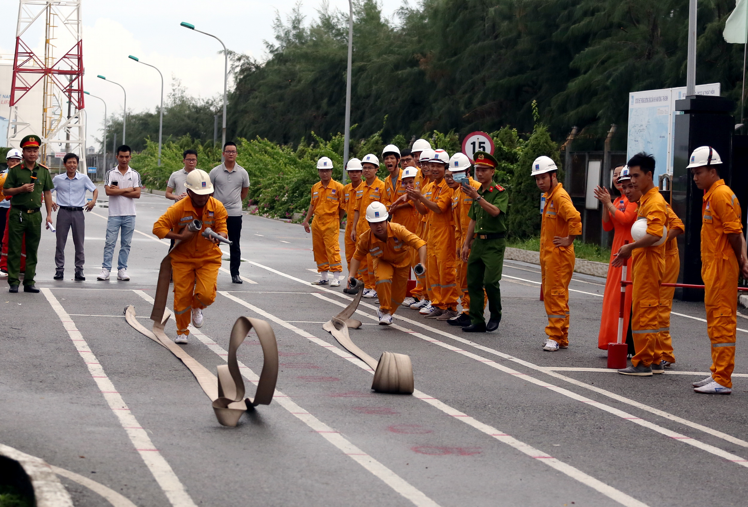 Vận động viên thực hiện nội dung đội hình rải vòi