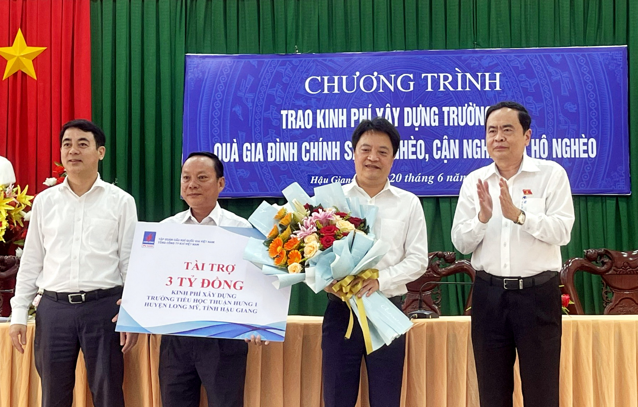 Đồng chí Trần Thanh Mẫn – UV BCT, Phó Chủ tịch Thường trực Quốc hội và đồng chí Nghiêm Xuân Thành – UV TW Đảng, Bí thư Tỉnh ủy Hậu Giang tặng hoa cám ơn nhà tài trợ PV GAS