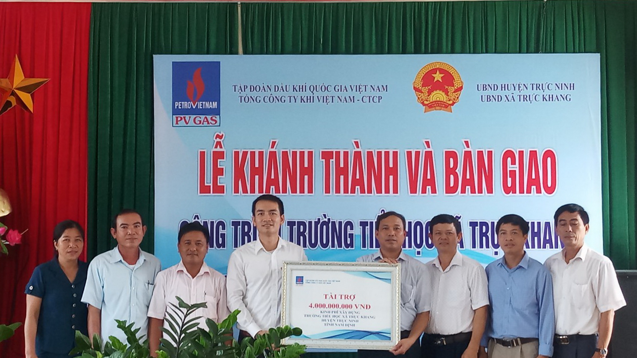 Đại diện PV GAS trao chứng nhận tài trợ 4 tỷ đồng xây dựng trường Tiểu học Trực Khang