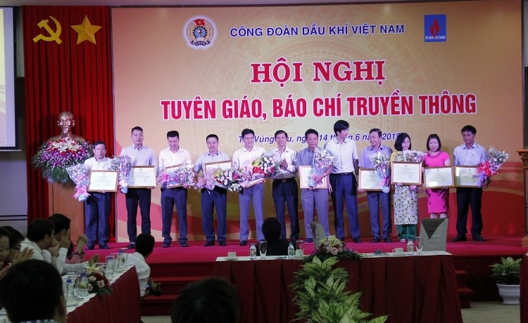 Các tập thể và cá nhân có thành tích xuất sắc nhận bằng khen của CĐ DKVN