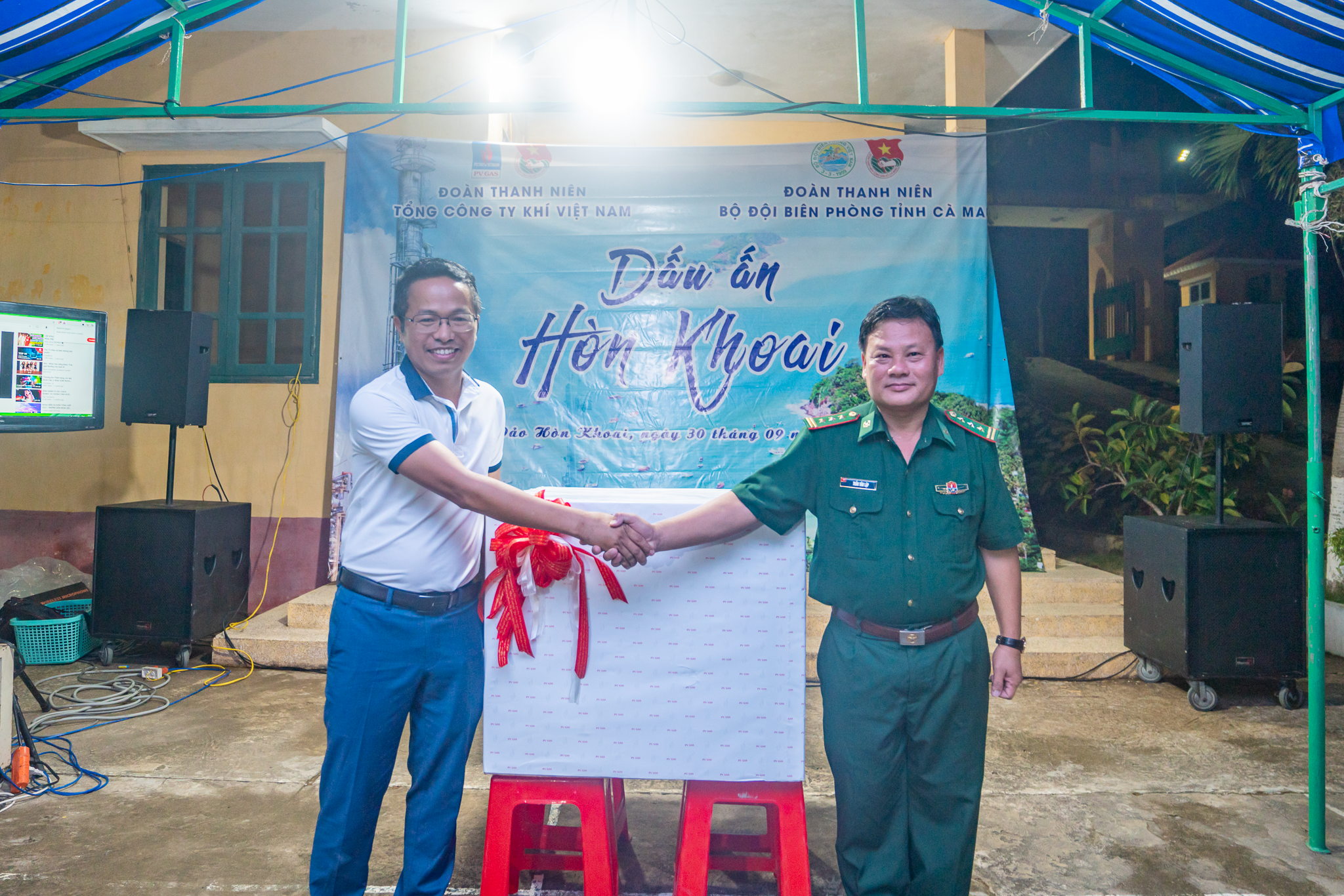 Đoàn công tác trao tặng máy in đa năng cho đồn biên phòng Hòn Khoai