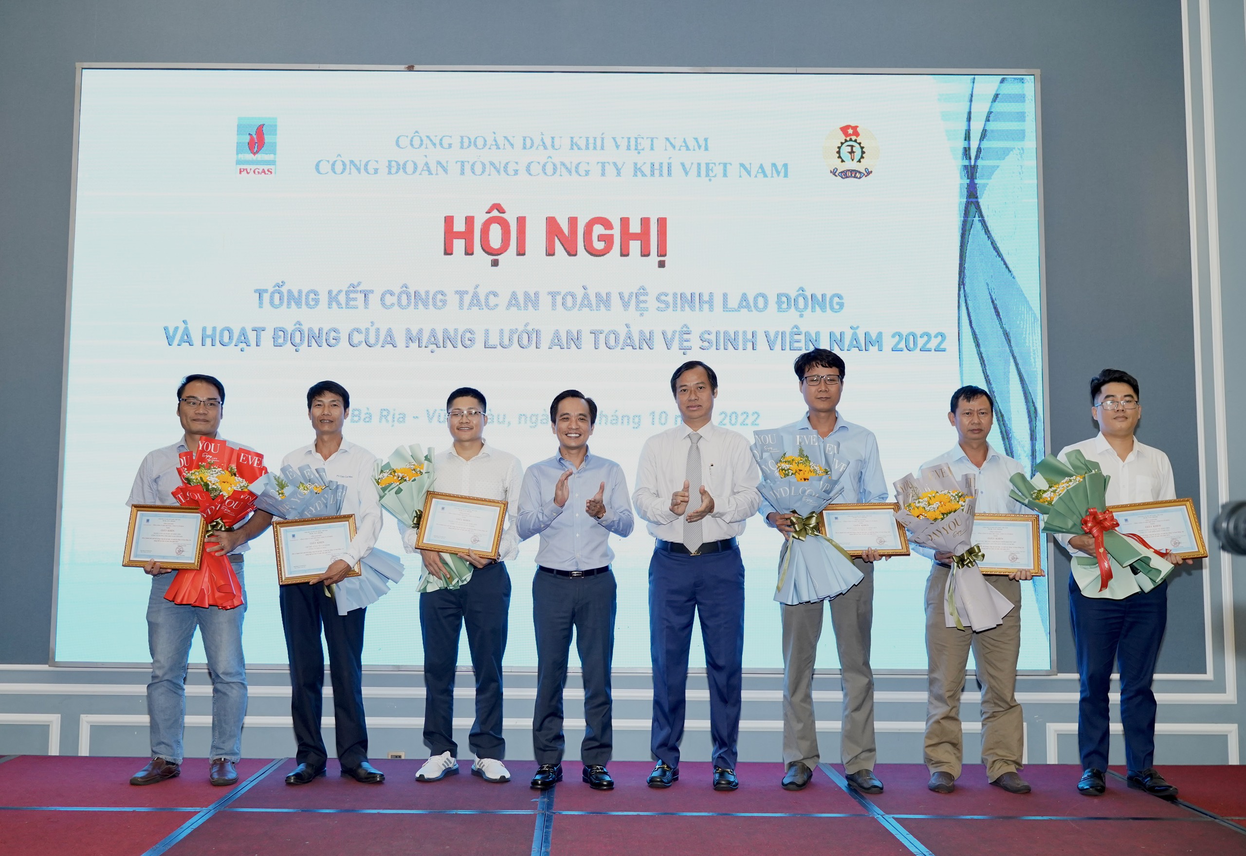 Vinh danh, khen thưởng  12 tập thể có thành tích xuất sắc trong công tác ATVSLĐ và hoạt động của mạng lưới ATVSV năm 2022