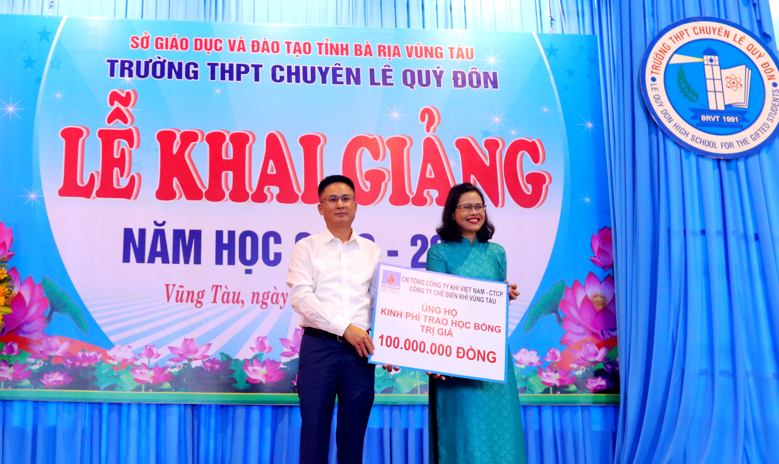 Đại diện lãnh đạo KVT trao chứng nhận tặng các phần học bổng cho các học sinh vượt khó học giỏi