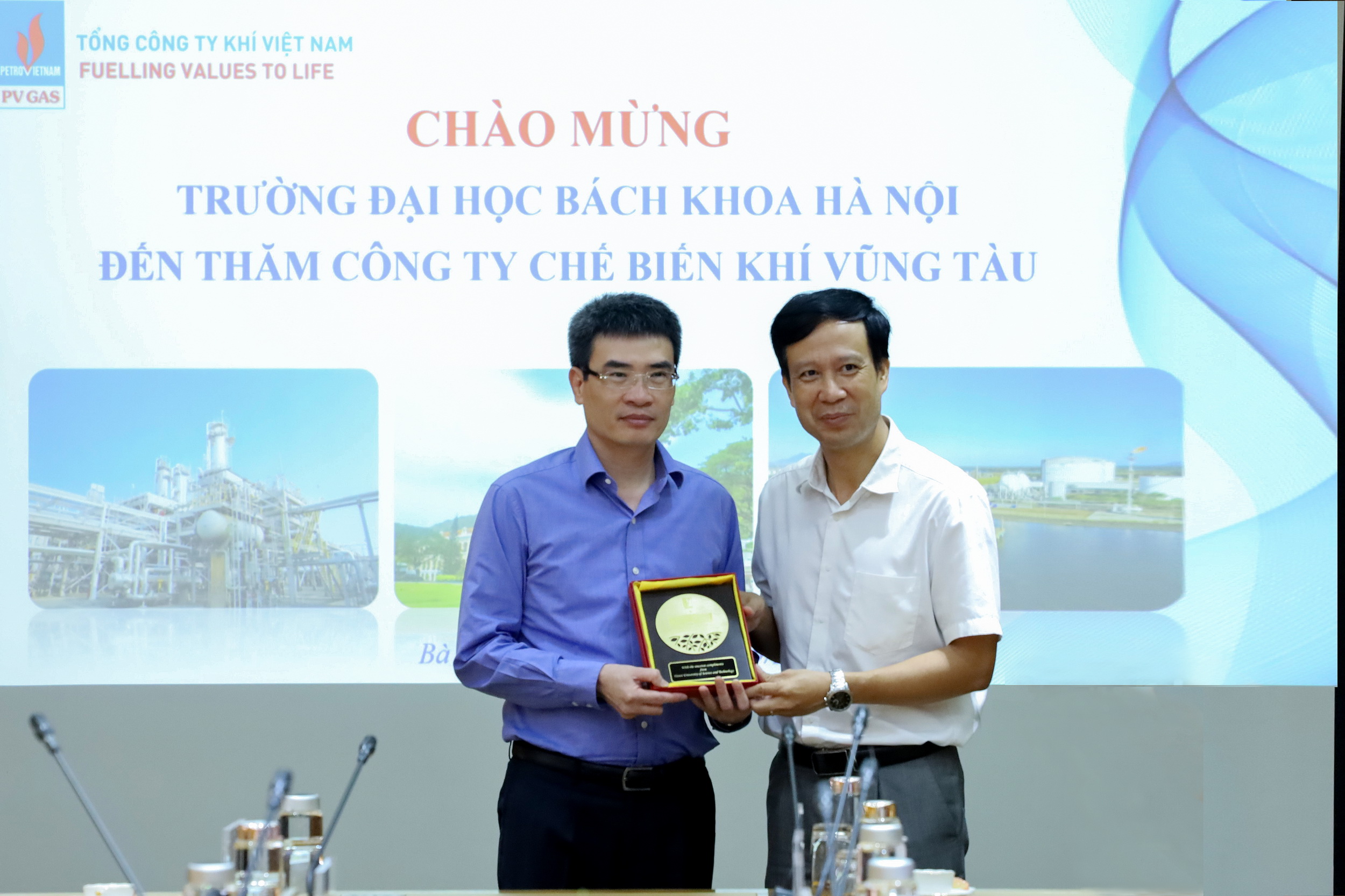 Các lãnh đạo trao tặng biểu trưng như lời khẳng định phát triển hợp tác bền chặt giữa 2 đơn vị