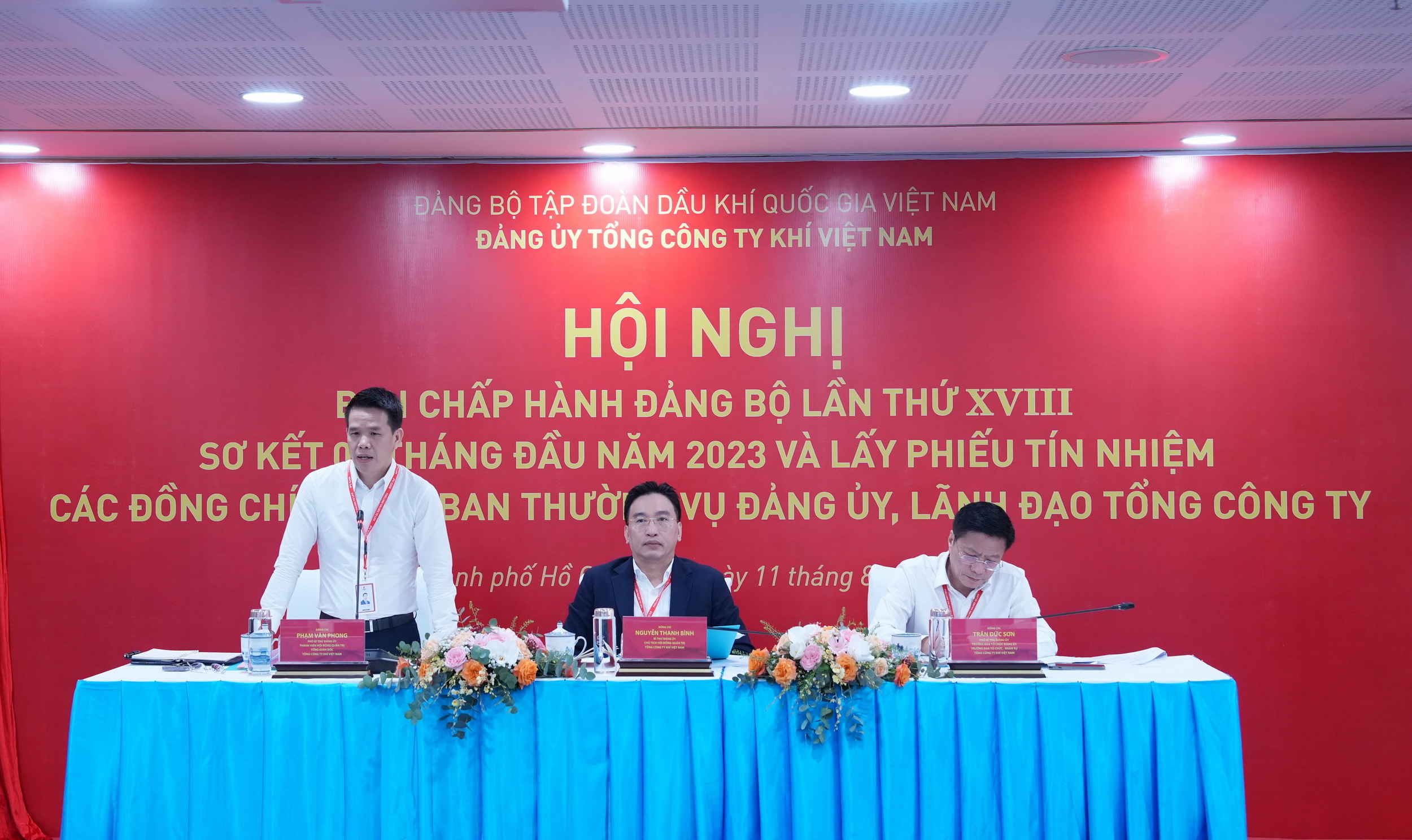 Đoàn chủ tịch điều hành Hội nghị nêu cao tinh thần trách nhiệm, phát huy dân chủ, thẳng thắn để thảo luận và cho ý kiến vào các nội dung, vấn đề quan trọng