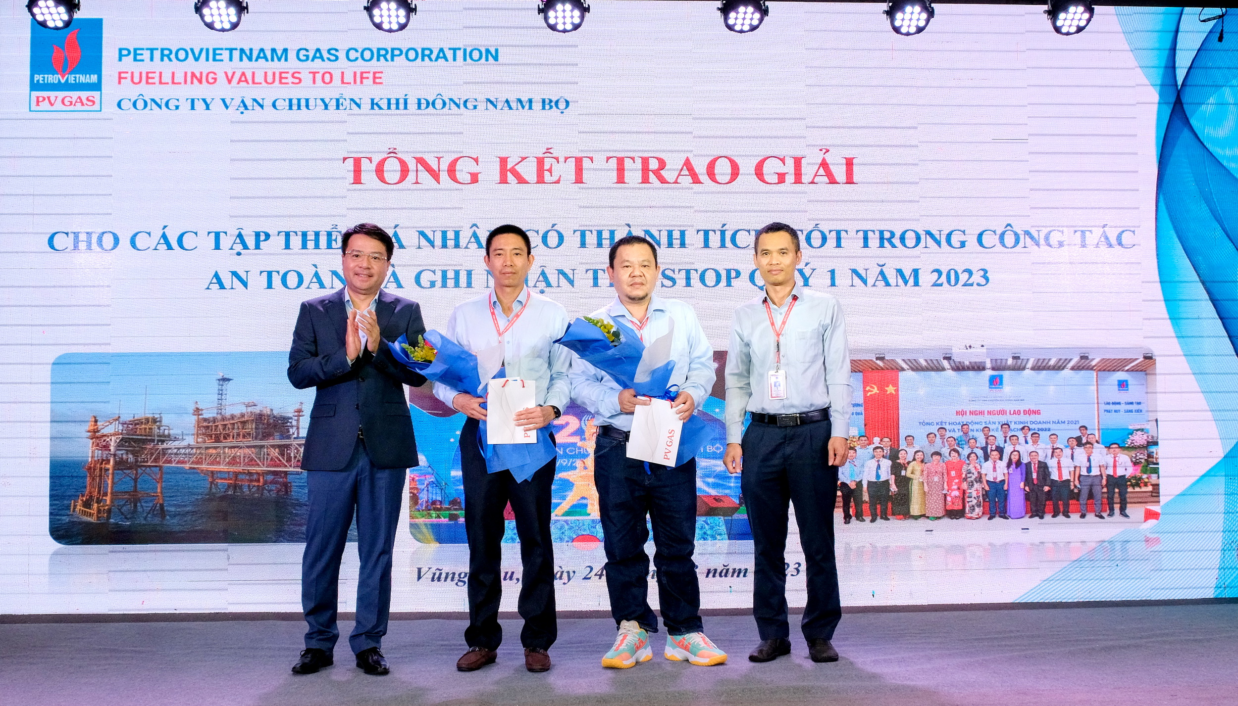 KĐN tổ chức khen thưởng để ghi nhận và biểu dương các cá nhân, tập thể có thành tích đóng góp quan trọng trong công tác ATSKMT trong năm 2022 và 3 tháng đầu năm 2023