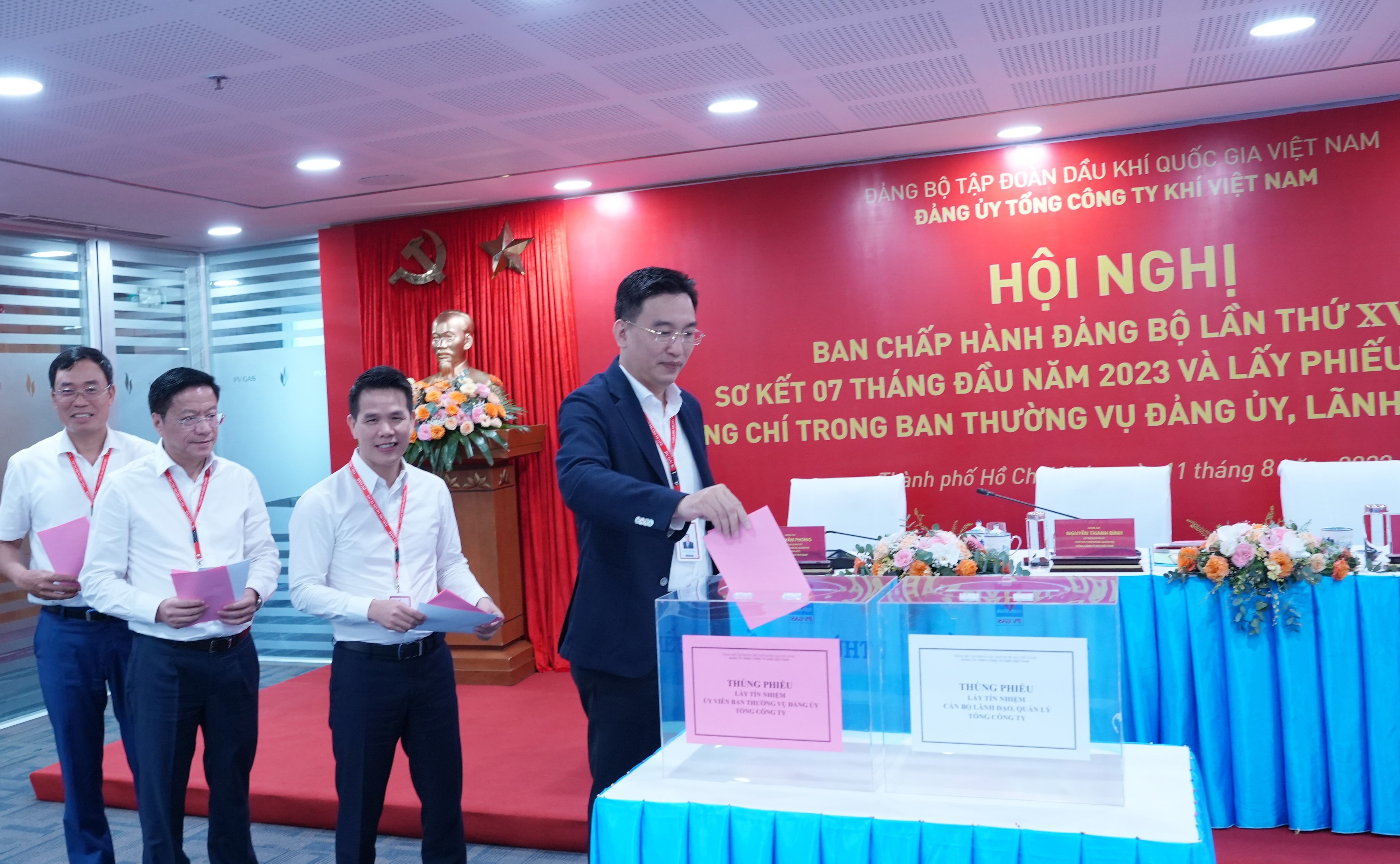 Hội nghị đã tiến hành lấy phiếu tín nhiệm với các đồng chí trong Ban Thường vụ Đảng ủy và Lãnh đạo PV GAS, thực hiện chủ trương của Đảng về xây dựng, chỉnh đốn Đảng và hệ thống chính trị