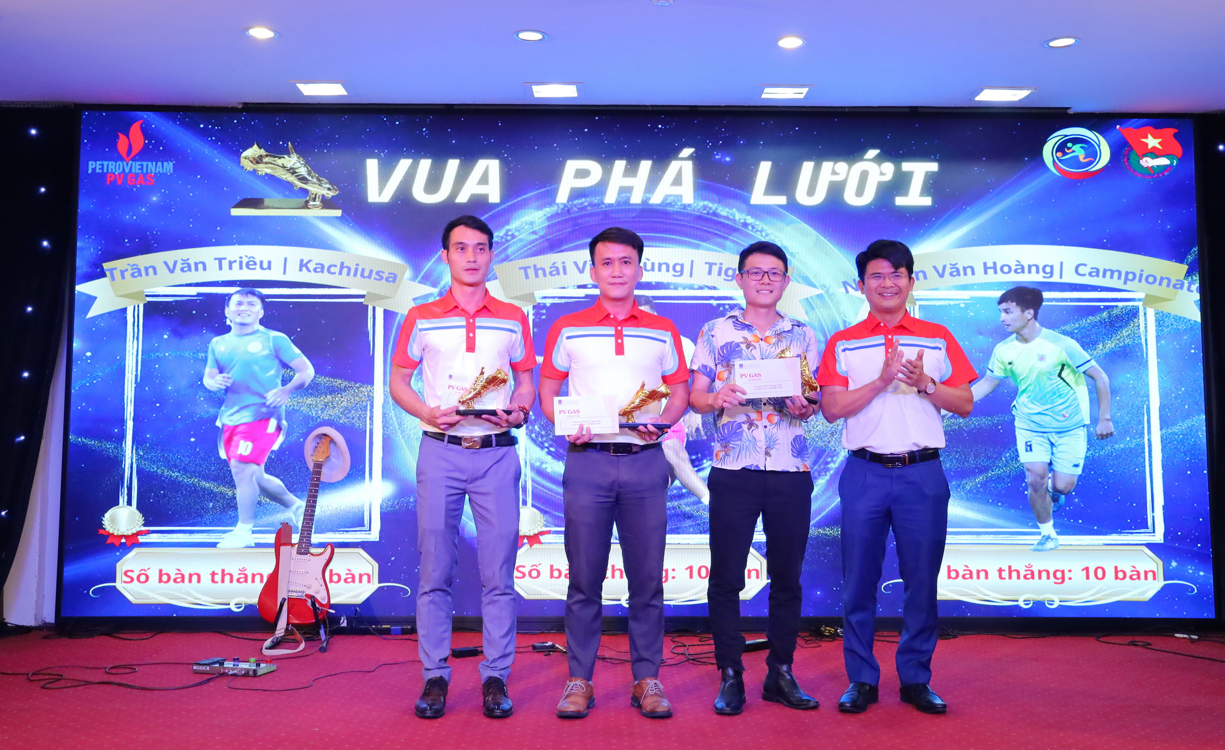 Trao giải Vua phá lưới cho 3 cầu thủ xuất sắc, đều ghi được 10 bàn thắng trong Giải đấu