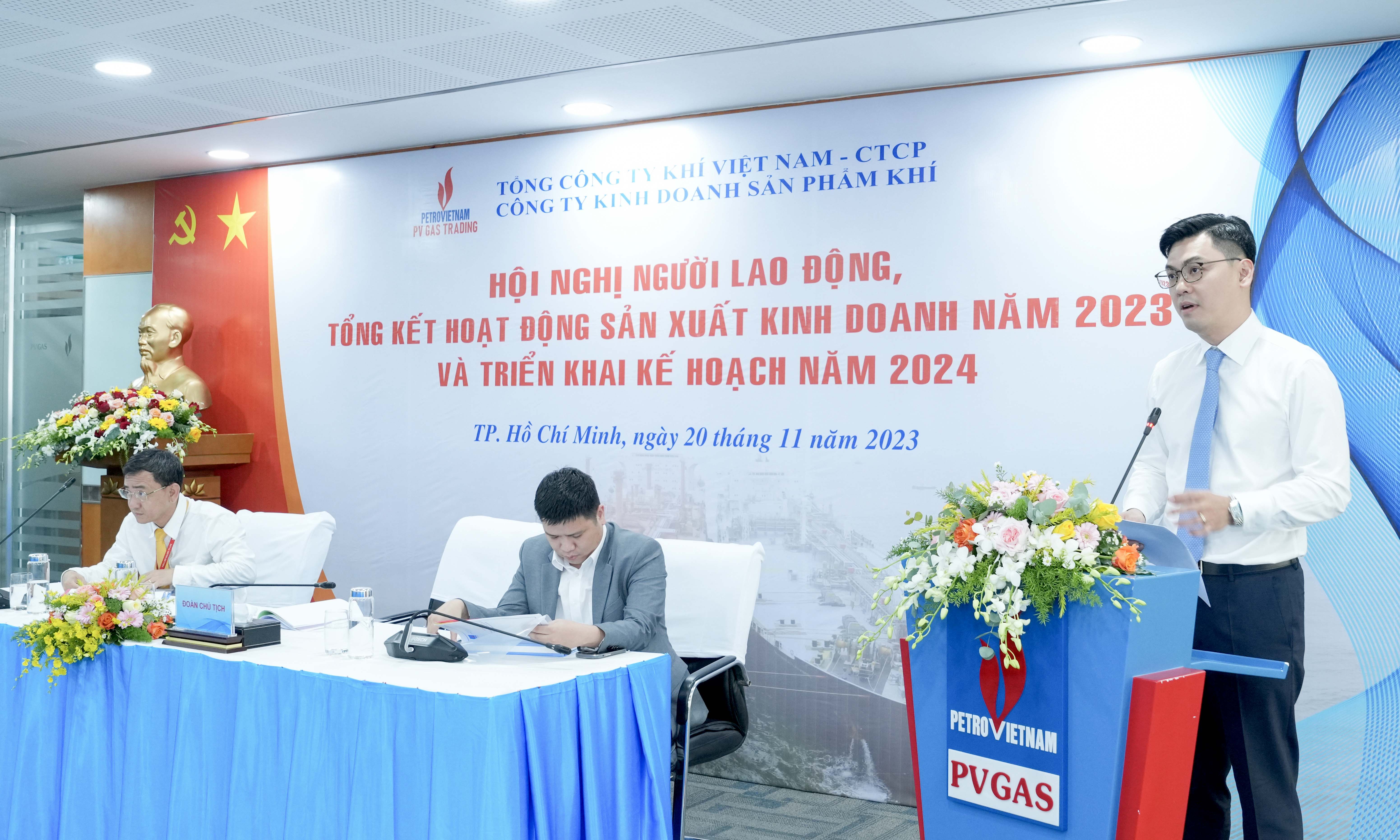 Đoàn Chủ tịch báo cáo kết quả SXKD năm 2023 và kế hoạch năm 2024.