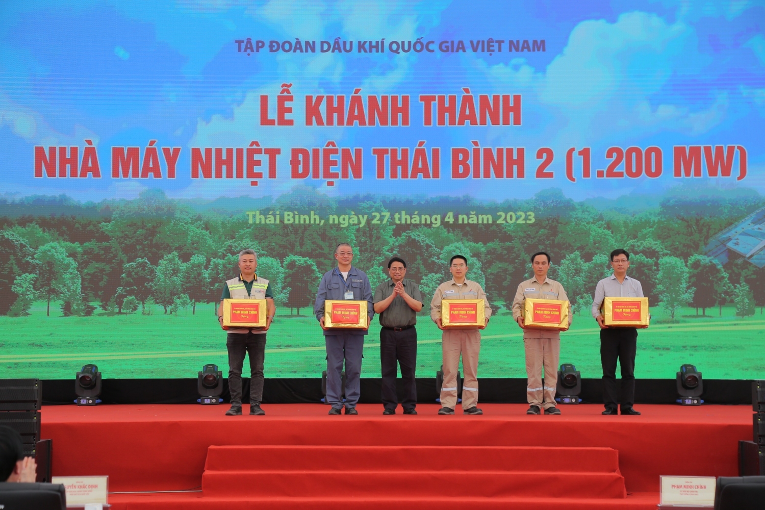 Thủ tướng Phạm Minh Chính tăng quà khen thưởng các tập thể xuất sắc vận hành NMNĐ Thái Bình 2.