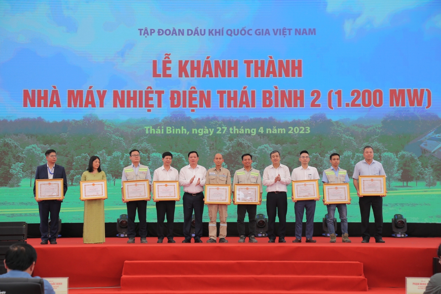 Lãnh đạo tỉnh Thái Bình tặng bằng khen cho 9 tập thể xuất sắc triển khai hoàn thành NMNĐ Thái Bình 2.