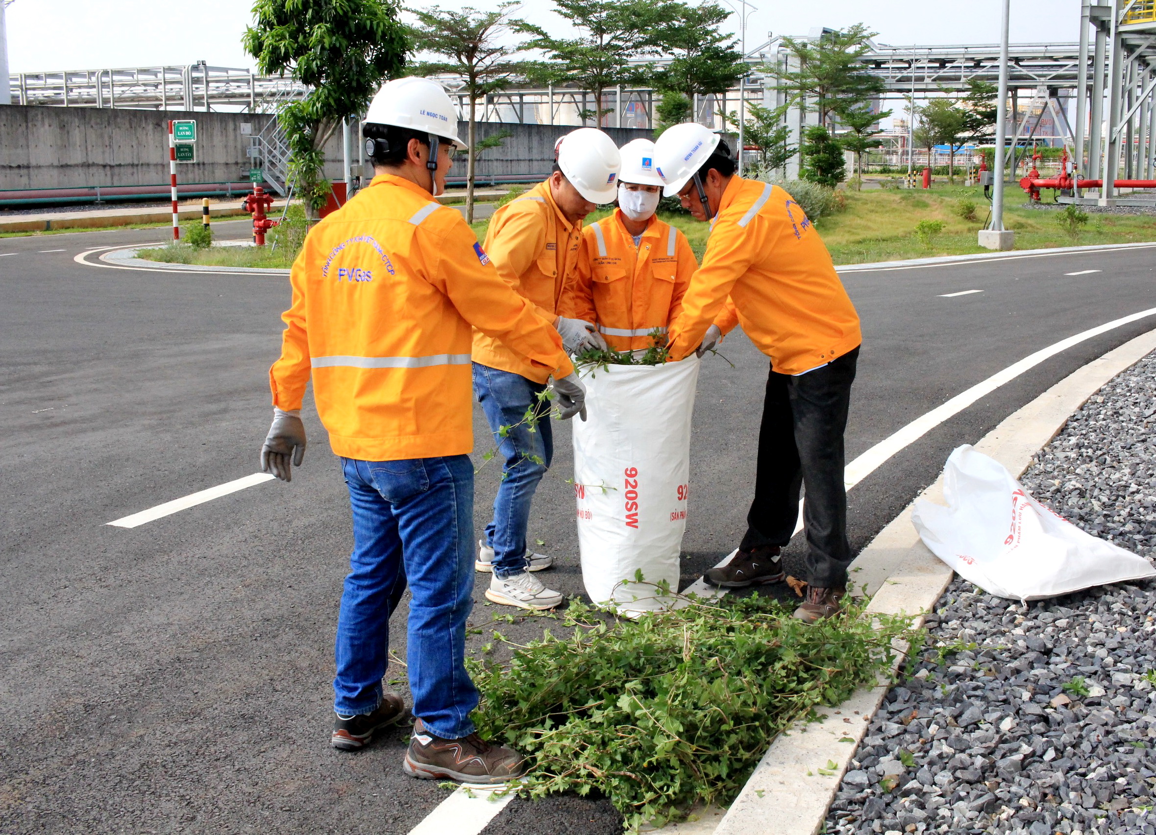 Hoạt động “Công trường Xanh - Sạch - Đẹp" còn dọn cỏ và vệ sinh, thu gom rác ở chân bồn LNG và các khu vực xung quanh