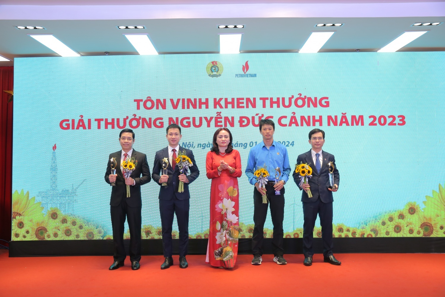 Đồng chí Trần Anh Khoa nhận Giải thưởng Nguyễn Đức Cảnh