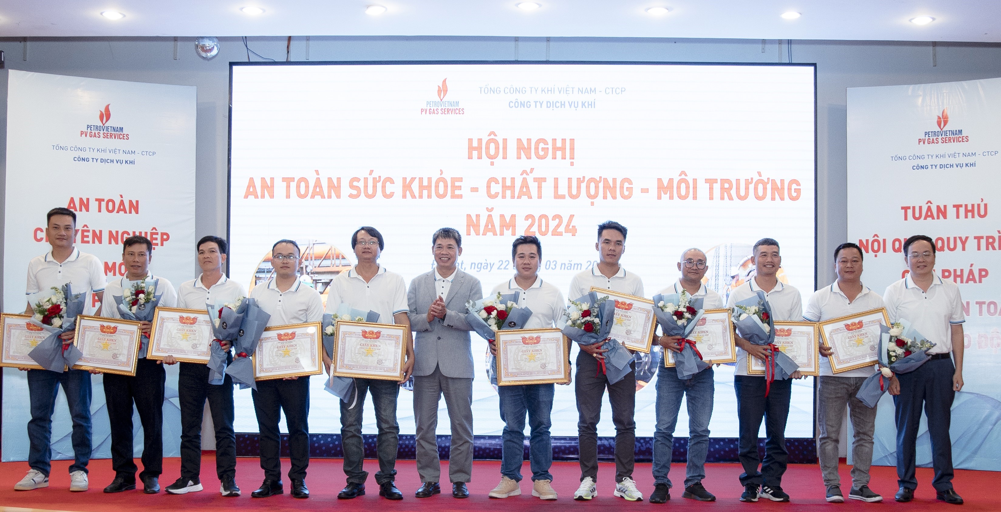 Trao thưởng cho các cá nhân có thành tích trong công tác an toàn