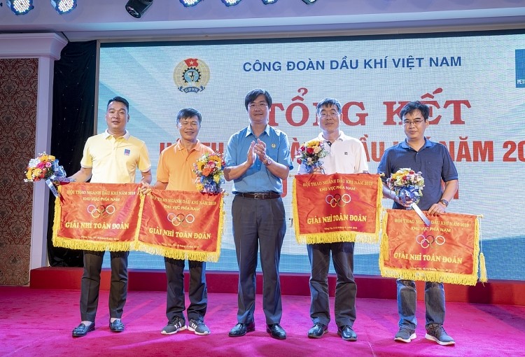 Đồng chí Nguyễn Mạnh Kha - Phó Chủ tịch CĐ DKVN trao giải Nhì toàn đoàn cho các đơn vị PTSC, PVFCCo, PVD và PV GAS