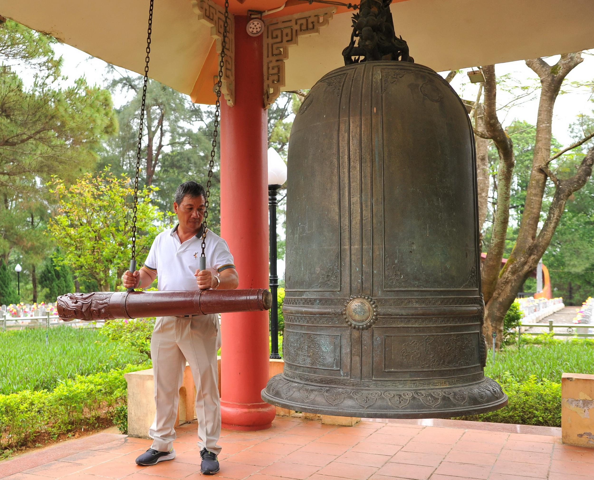 Đồng chí Hoàng Minh - Bí thư Chi bộ NCSP gióng chuông tưởng niệm tại Nghĩa trang Liệt sĩ Quốc gia Trường Sơn