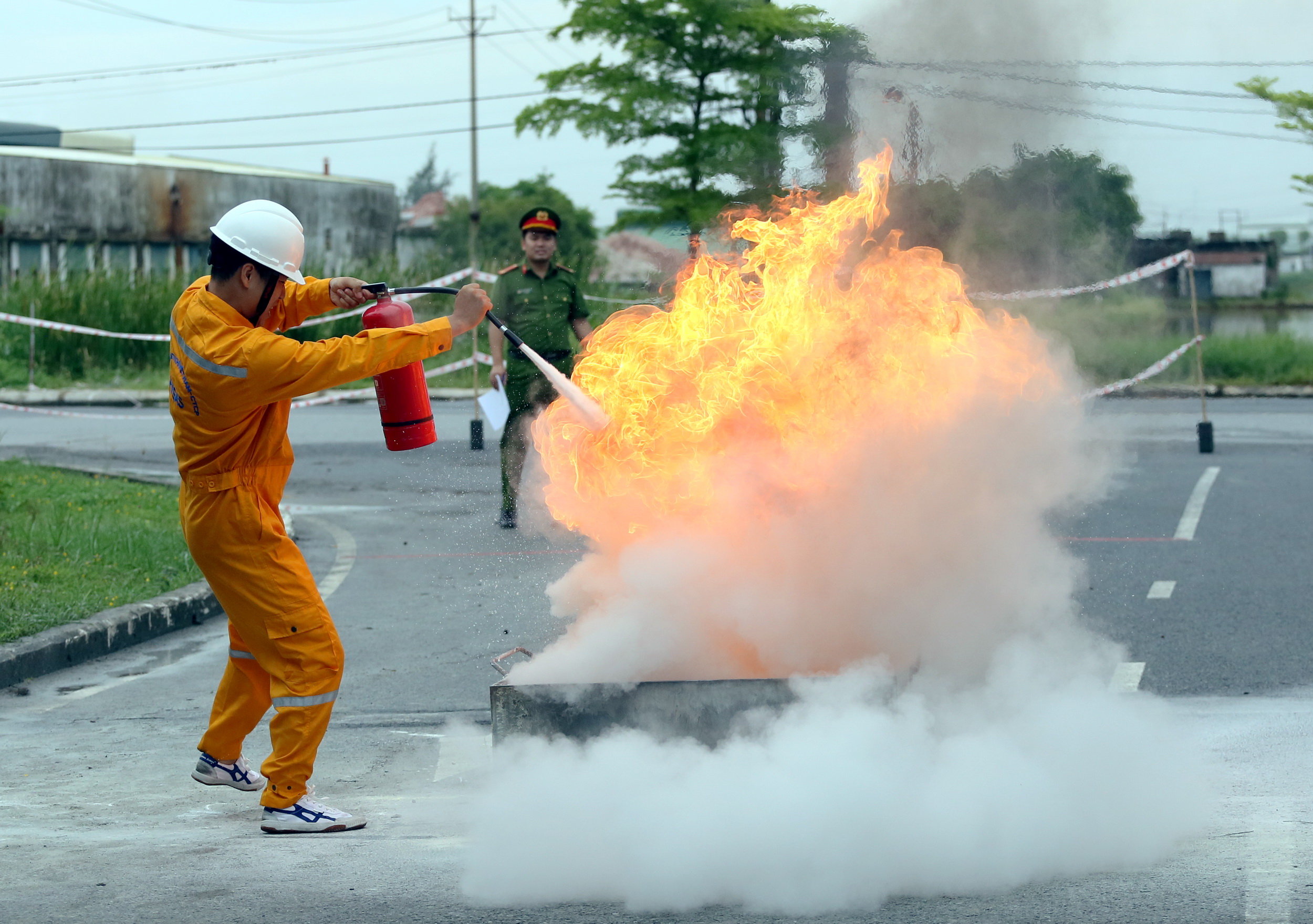 Vận động viên thực hiện nội dung dùng bình bột dập tắt khay xăng