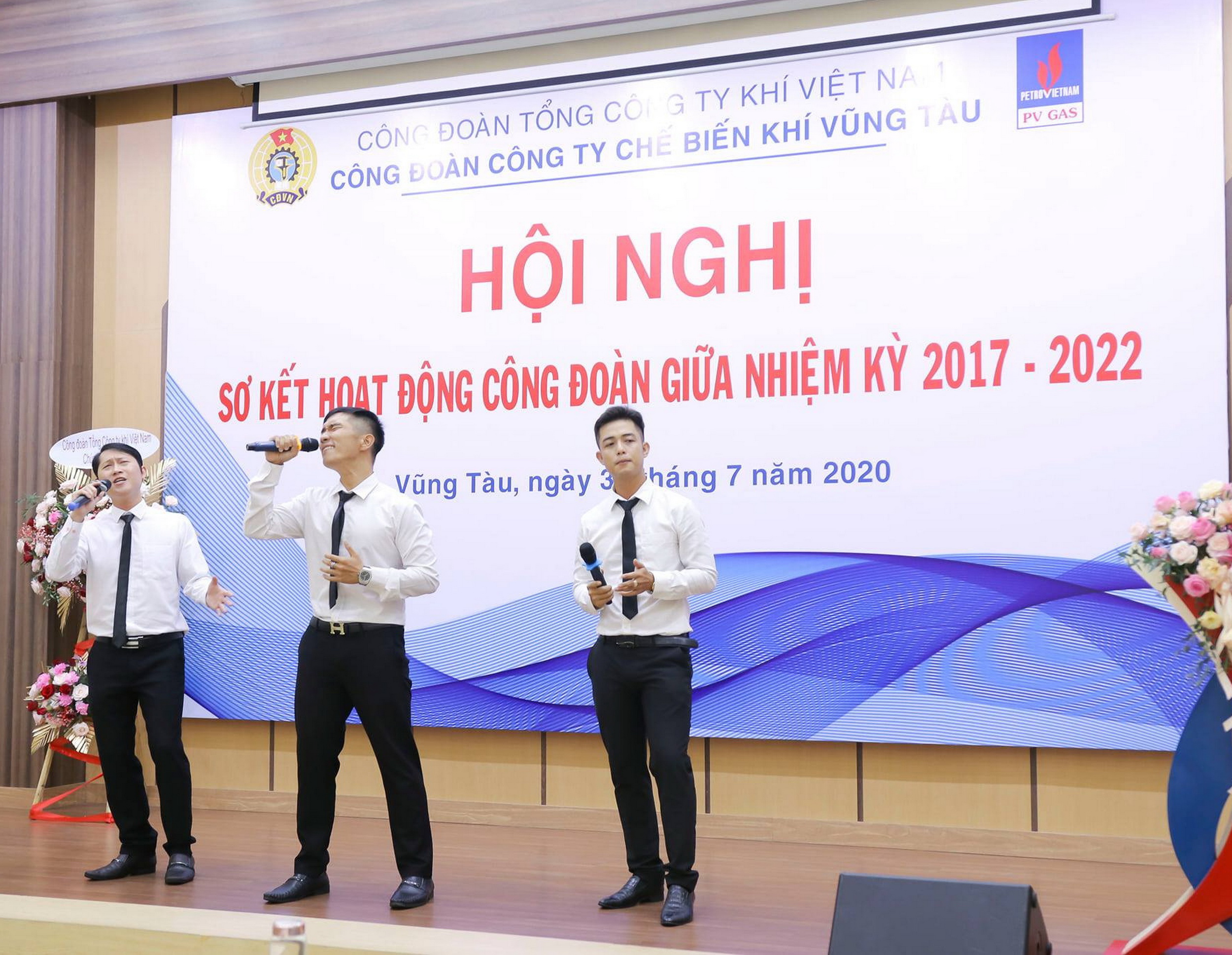 NLĐ KVT hát mừng Hội nghị