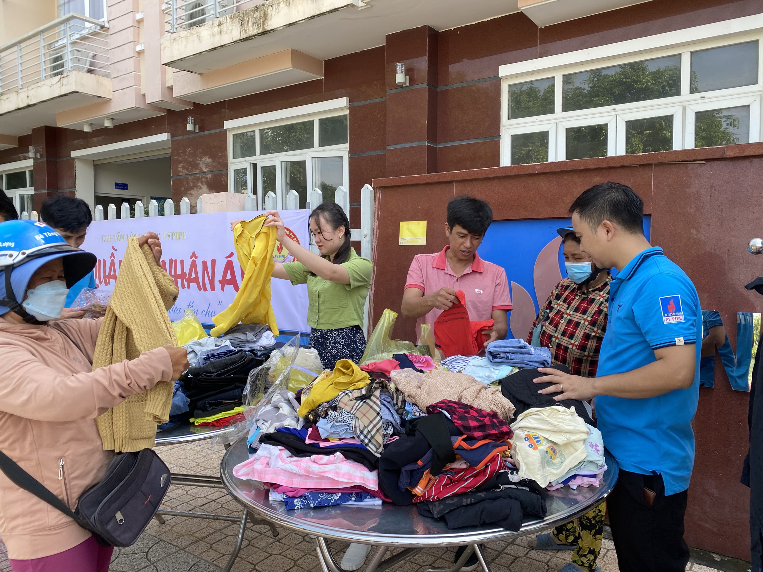 “Gian hàng không đồng” của CLB Tấm Lòng Vàng - Đoàn Thanh Niên PVPipe mở cửa phục vụ bà con nghèo