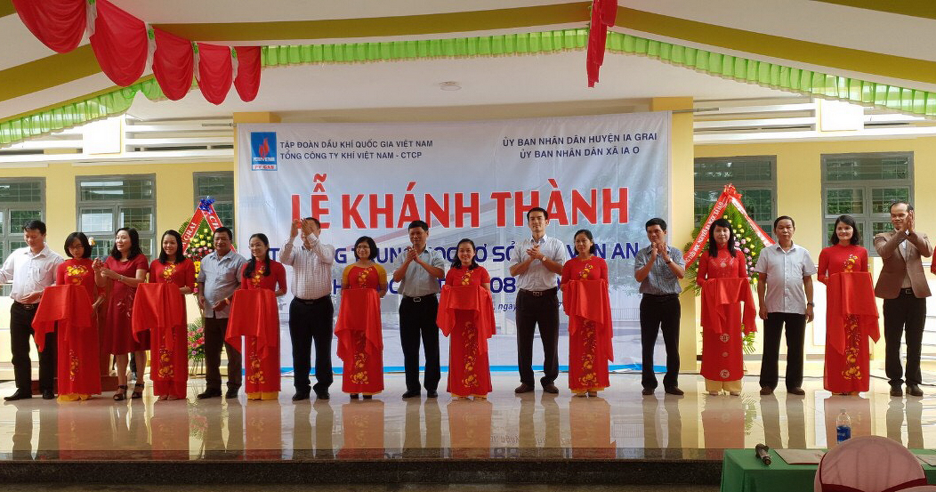 Nghi thức cắt băng khánh thành trường Trung học cơ sở (THCS) Chu Văn An tại xã Ia O, huyện Ia Grai, tỉnh Gia Lai