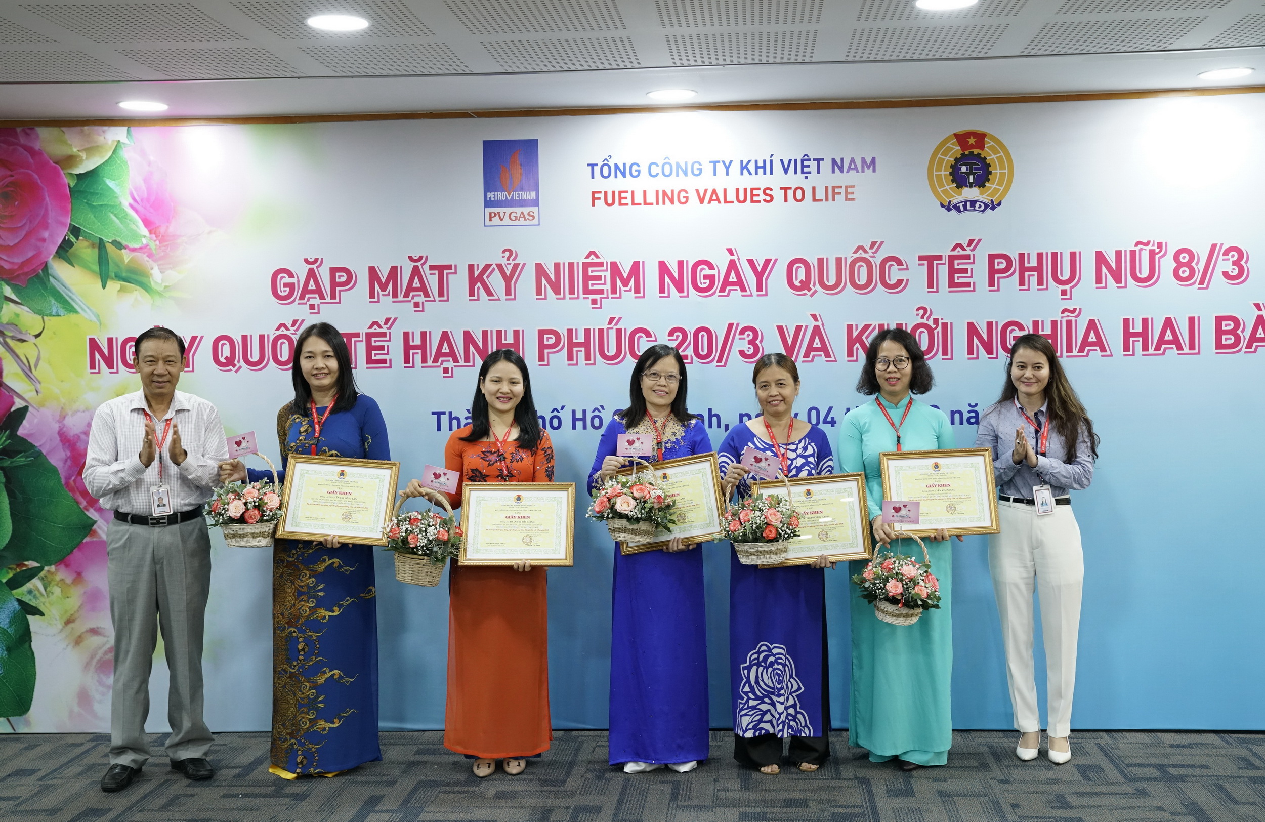 Khen thưởng nữ CBCNV trong phong trào SKST 2018