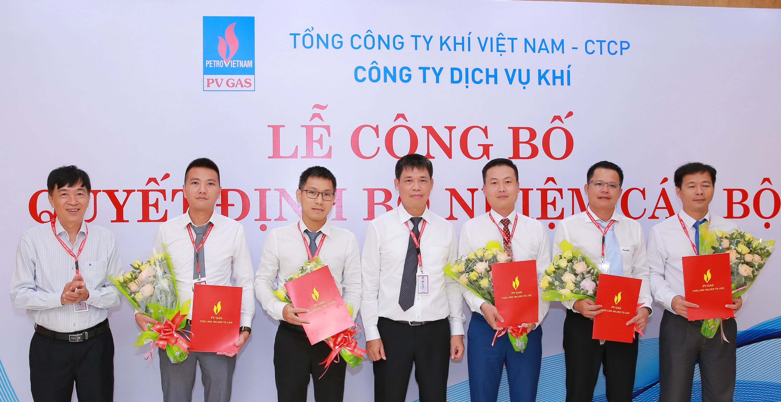 Lãnh đạo DVK trao quyết định và chúc mừng các cán bộ  