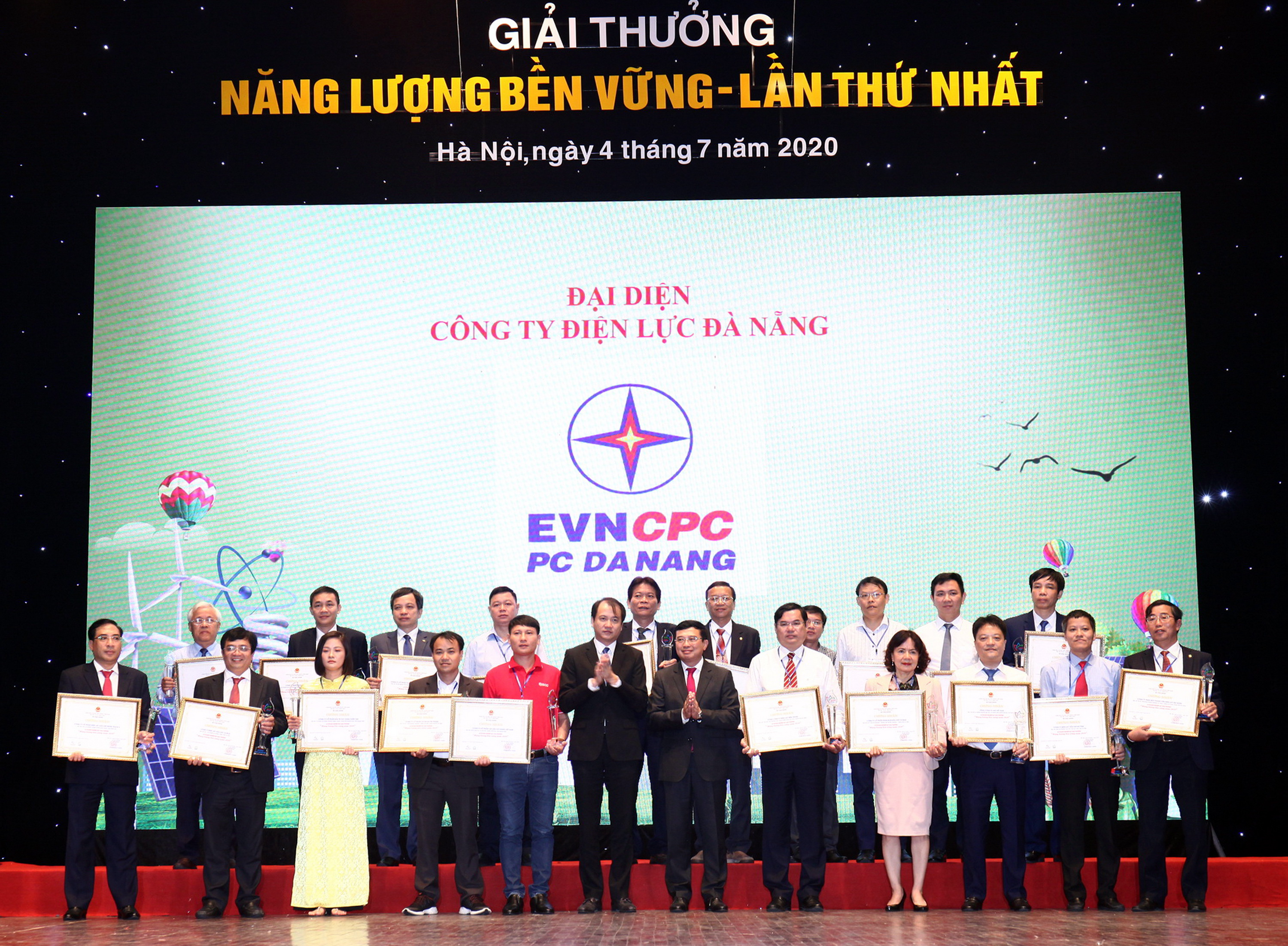 Lãnh đạo Bộ Công Thương chúc mừng các doanh nghiệp nhận Giải thưởng