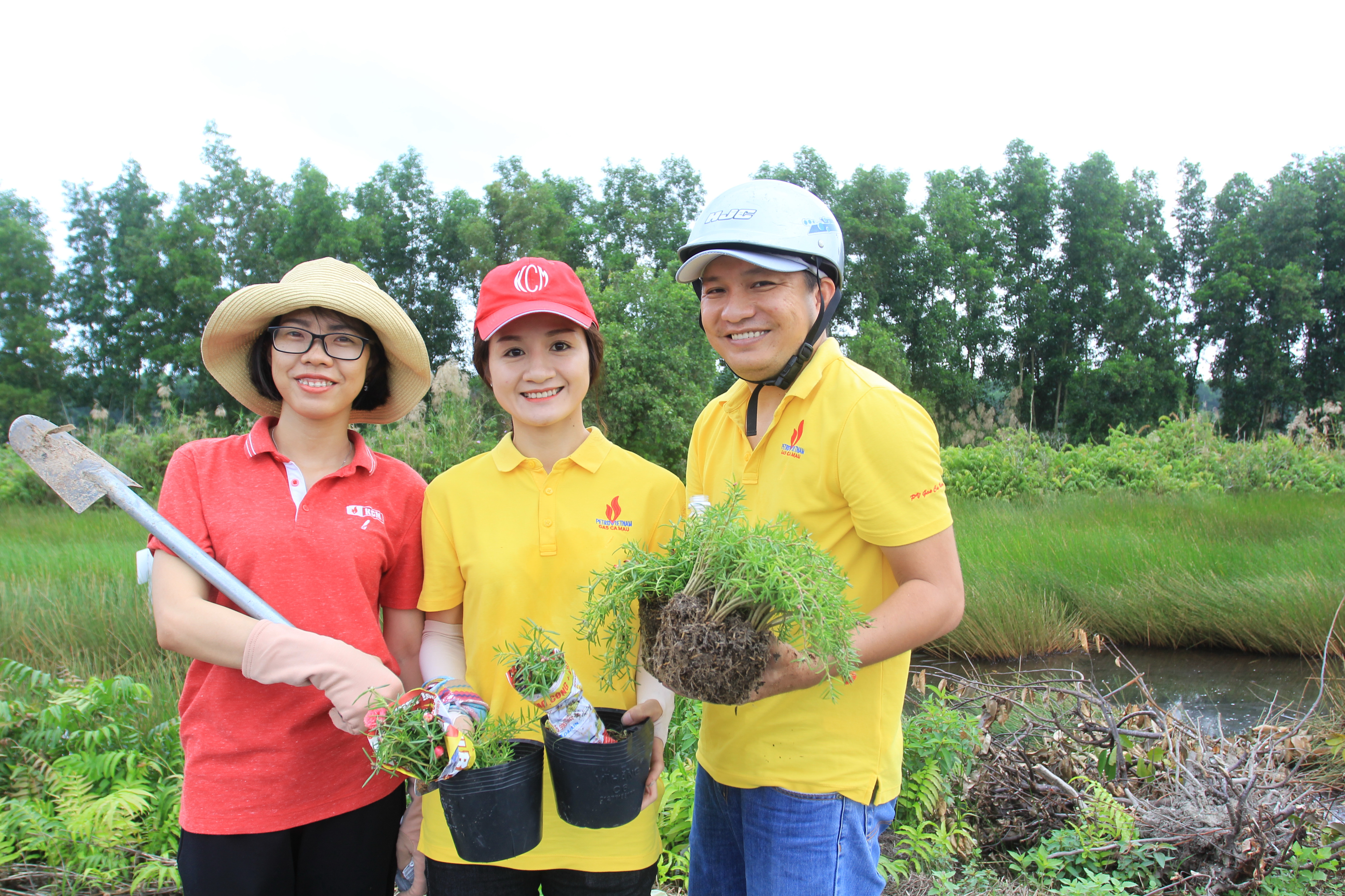 Người lao động KCM tham gia trồng cây hoa làm xanh đẹp công trình