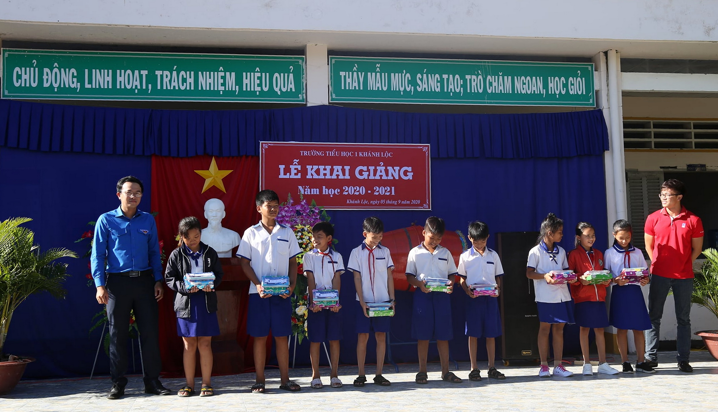 Tuổi trẻ KCM phối hợp trao phần quà học tập cho các em học sinh tiểu học