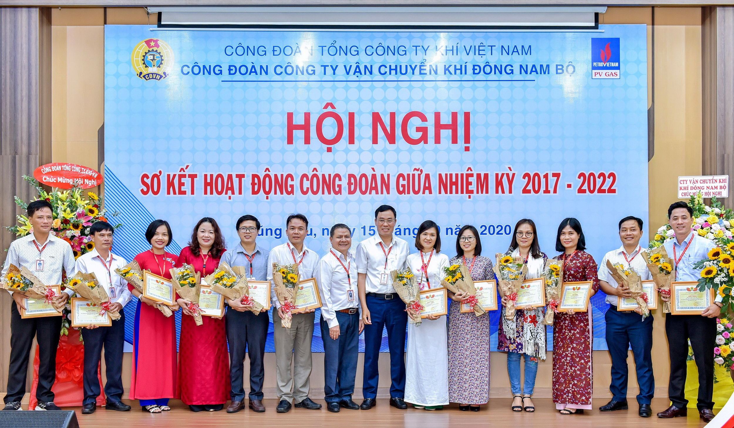 Khen thưởng các cán bộ công đoàn xuất sắc