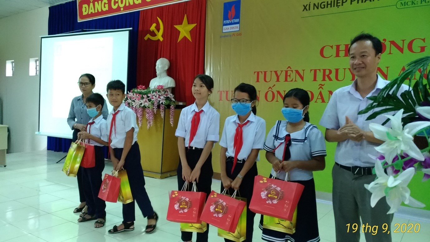 KTA Vũng Tàu thực hiện truyền thông và tặng quà cho học sinh học giỏi