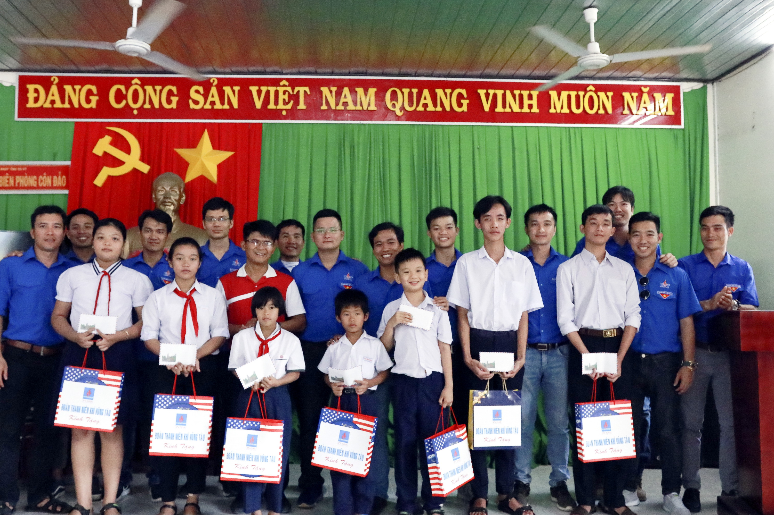 Tuổi trẻ KVT tặng quà động viên học sinh vượt khó của Côn Đảo