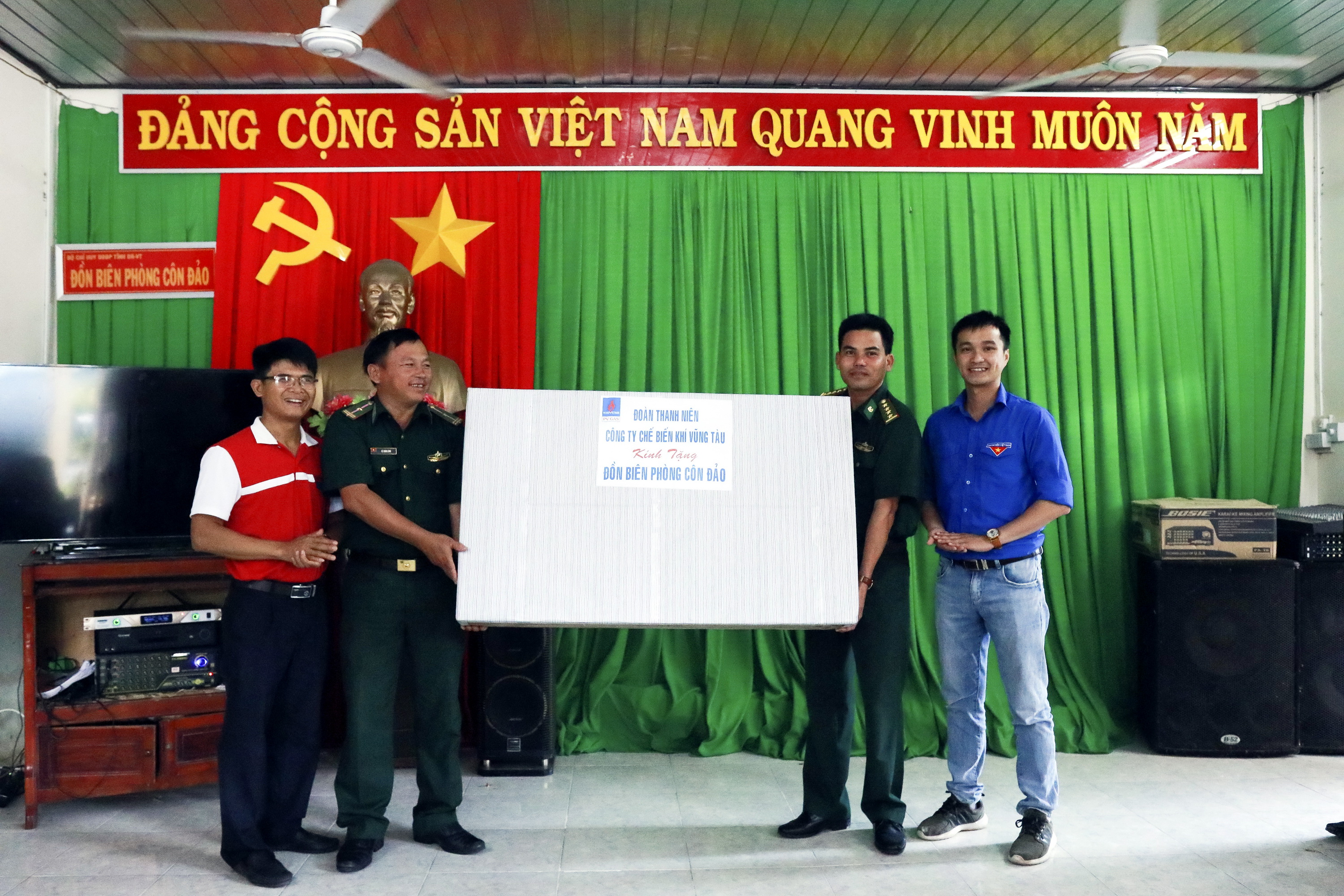 Tặng tivi cho Đồn Biên phòng Côn Đảo