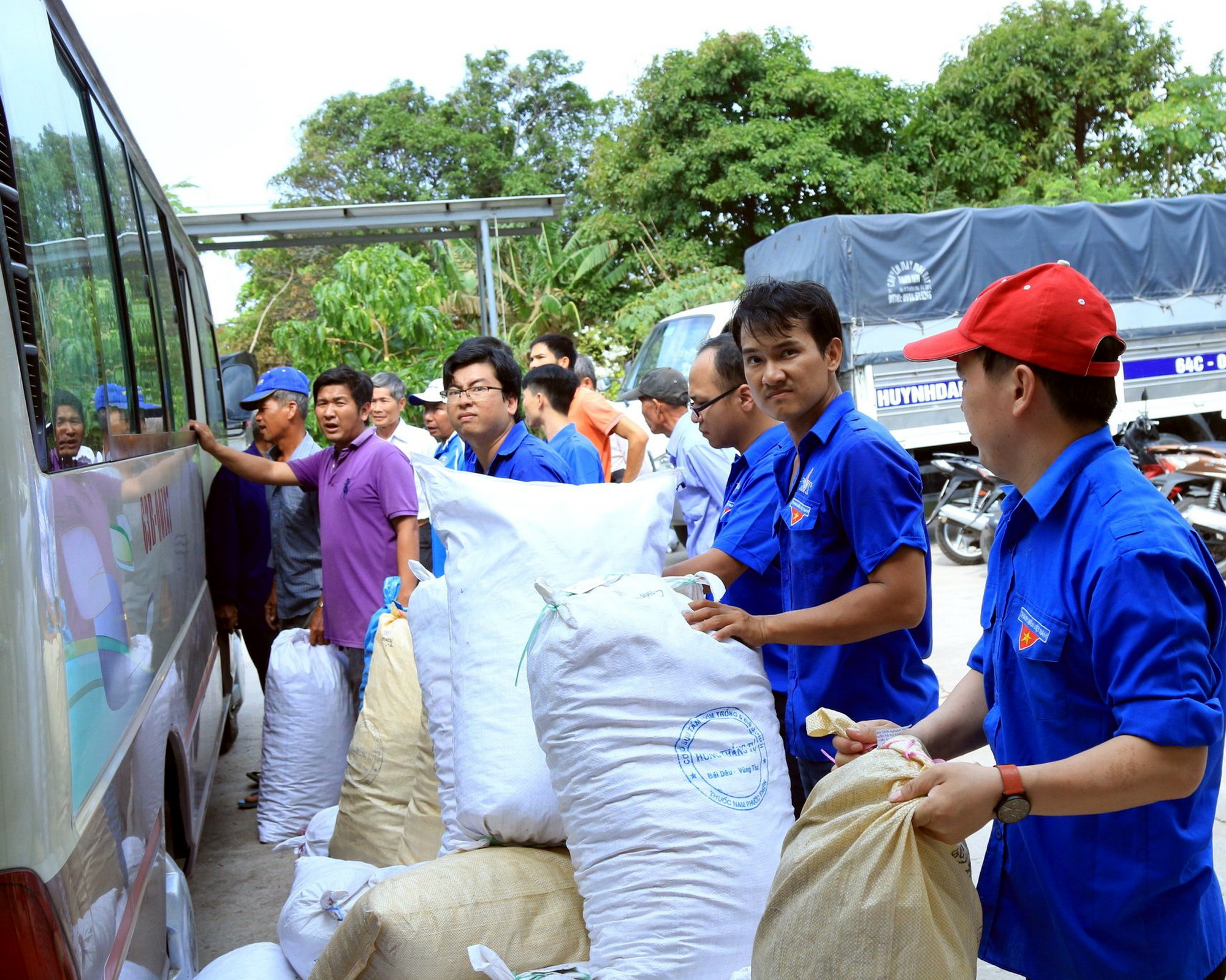 20 thanh niên KVT tham gia bốc dỡ 3.000 bao thuốc nam từ thiện