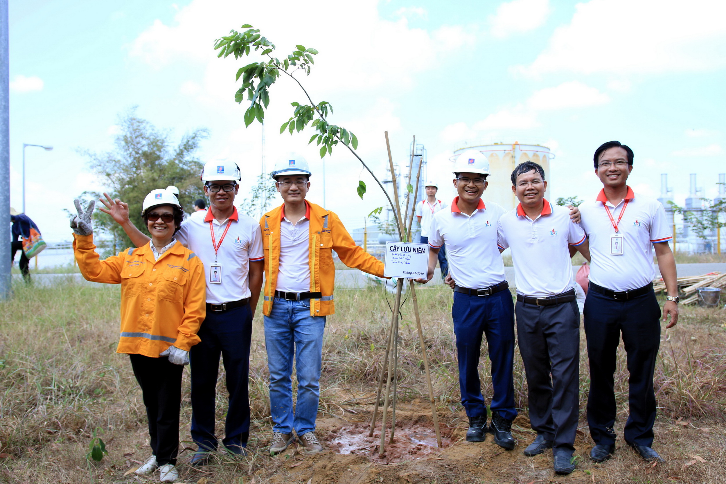 Lãnh đạo KVT đi đầu trong ngày hội Tết trồng cây