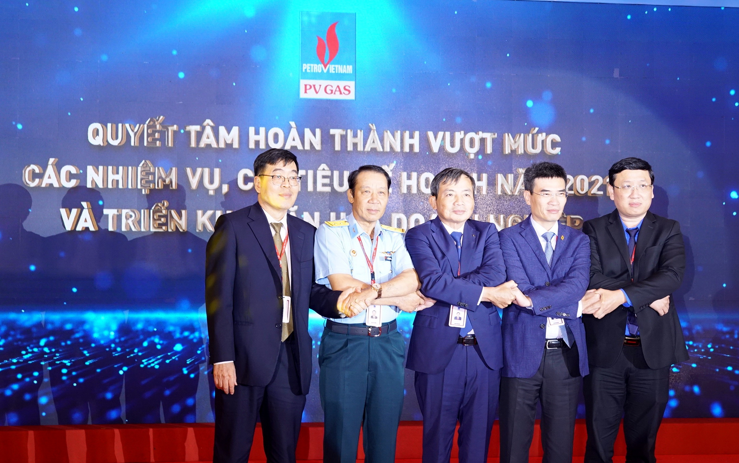 Cam kết thi đua hoàn thành xuất sắc nhiệm vụ 2021