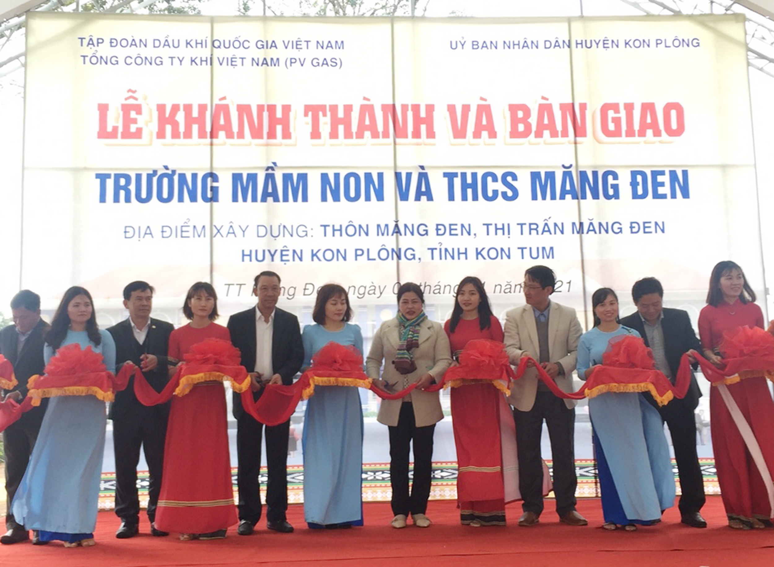 Cắt băng khánh thành và đưa vào sử dụng 2 ngôi trường – mái nhà tươi đẹp cho thế hệ trẻ Kon Tum