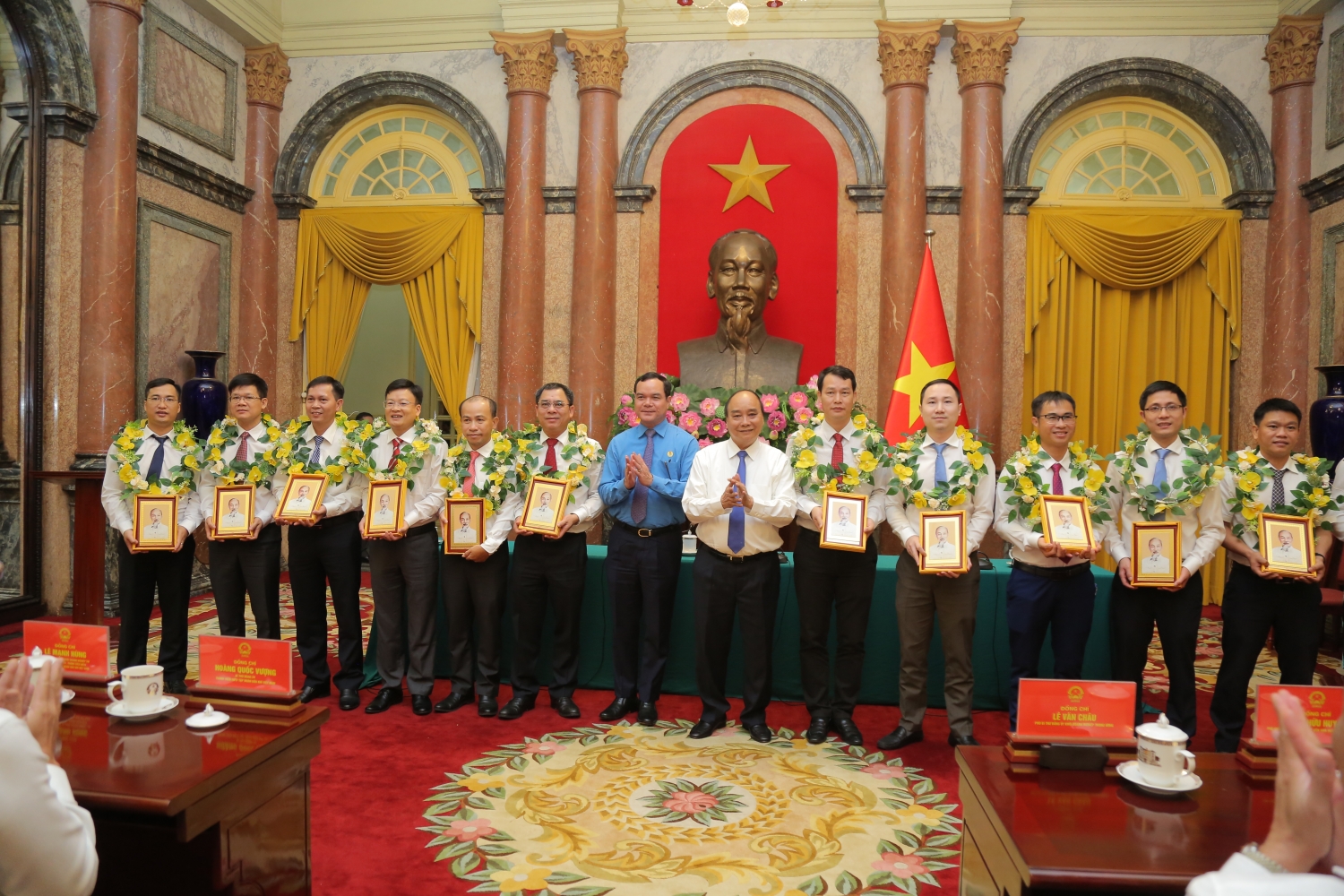 Chủ tịch nước Nguyễn Xuân Phúc tặng chân dung Chủ tịch Hồ Chí Minh cho đại biểu cán bộ, công nhân lao động ngành Dầu khí