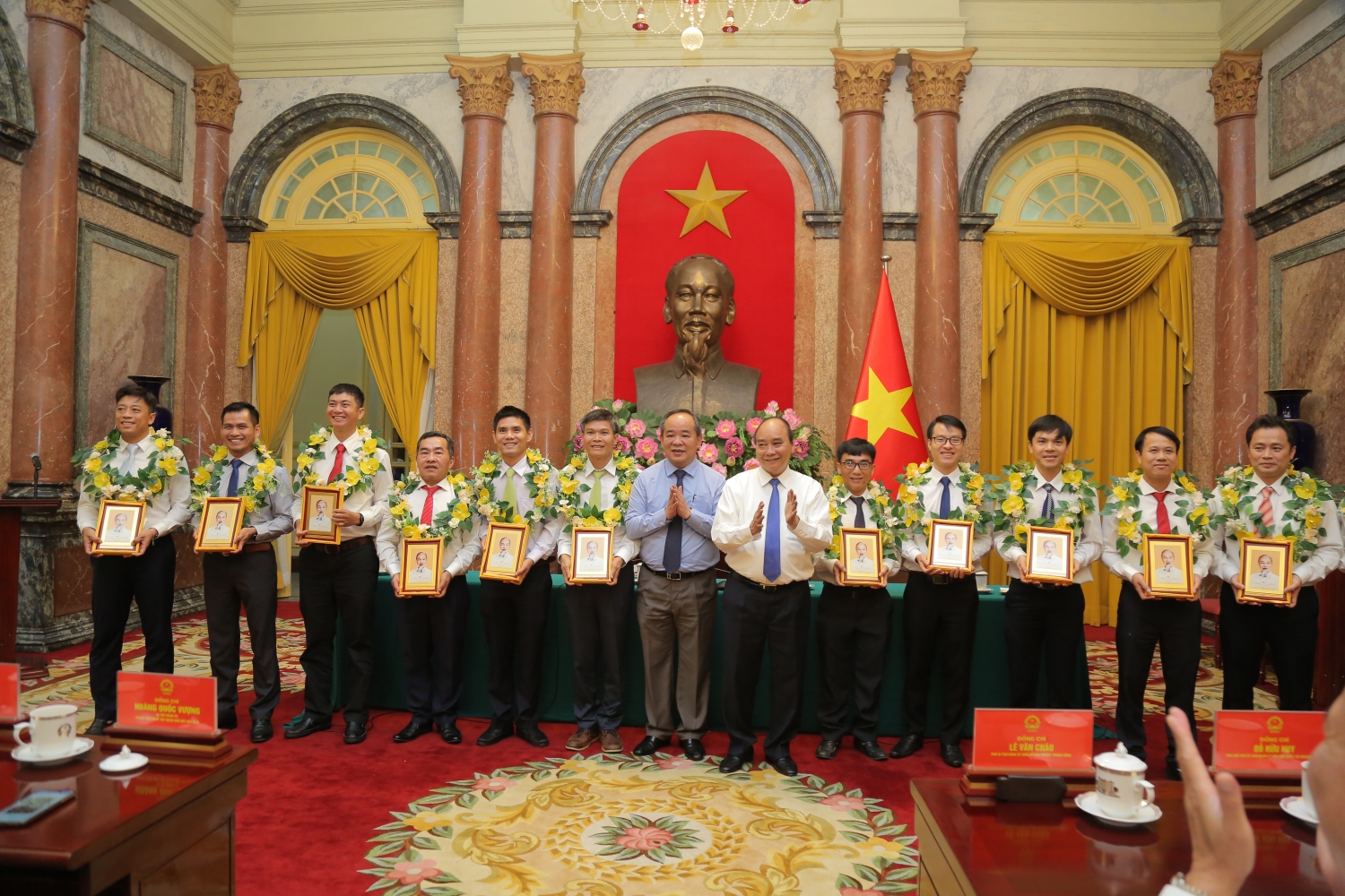 Chủ tịch nước Nguyễn Xuân Phúc tặng chân dung Chủ tịch Hồ Chí Minh cho đại biểu cán bộ, công nhân lao động ngành Dầu khí