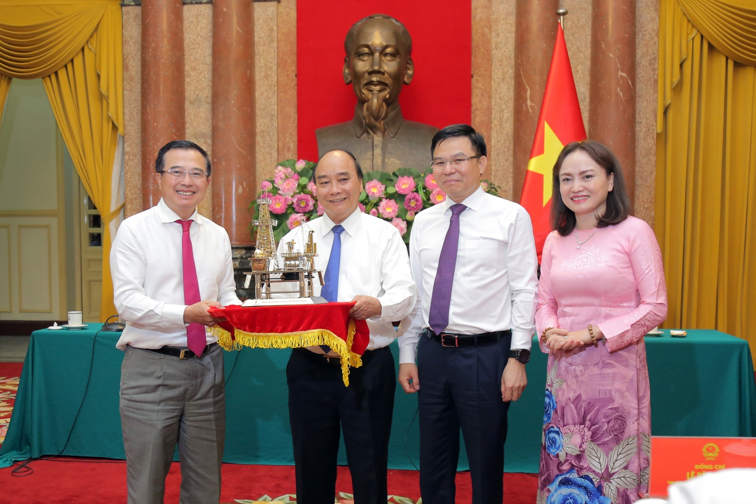 Lãnh đạo Tập đoàn, Công đoàn Dầu khí Việt Nam tặng quà lưu niệm Chủ tịch nước