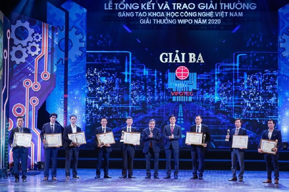 Các tác giả được trao giải Ba VIFOTEC 2020