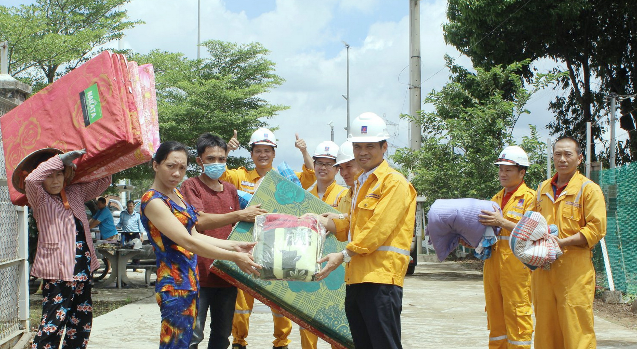 KĐN tặng quà cho bà con sinh sống dọc tuyến ống dẫn khí