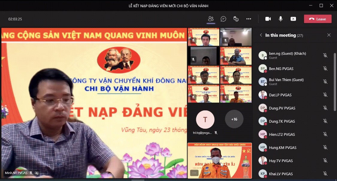 Đồng chí Nguyễn Thành Minh – Bí thư Đảng ủy, Giám đốc KĐN chúc mừng đảng viên mới được kết nạp và giao nhiệm vụ cho Chi bộ Vận hành KĐN