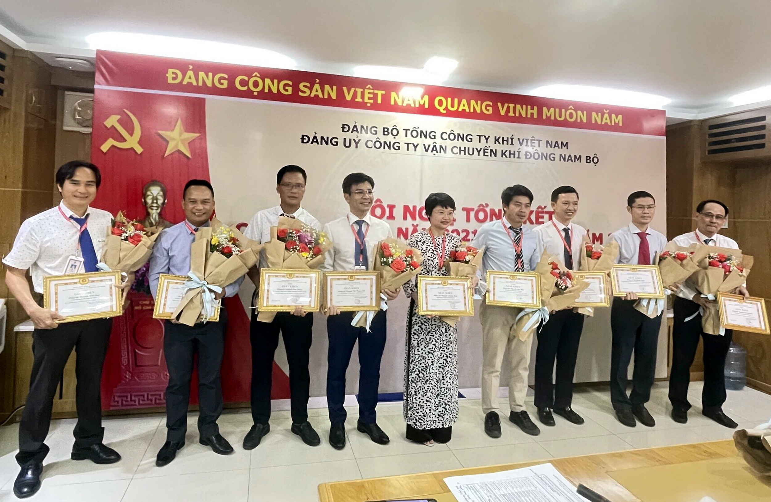 Khen thưởng các đảng viên và tập thể hoàn thành xuất sắc nhiệm vụ trong năm 2021