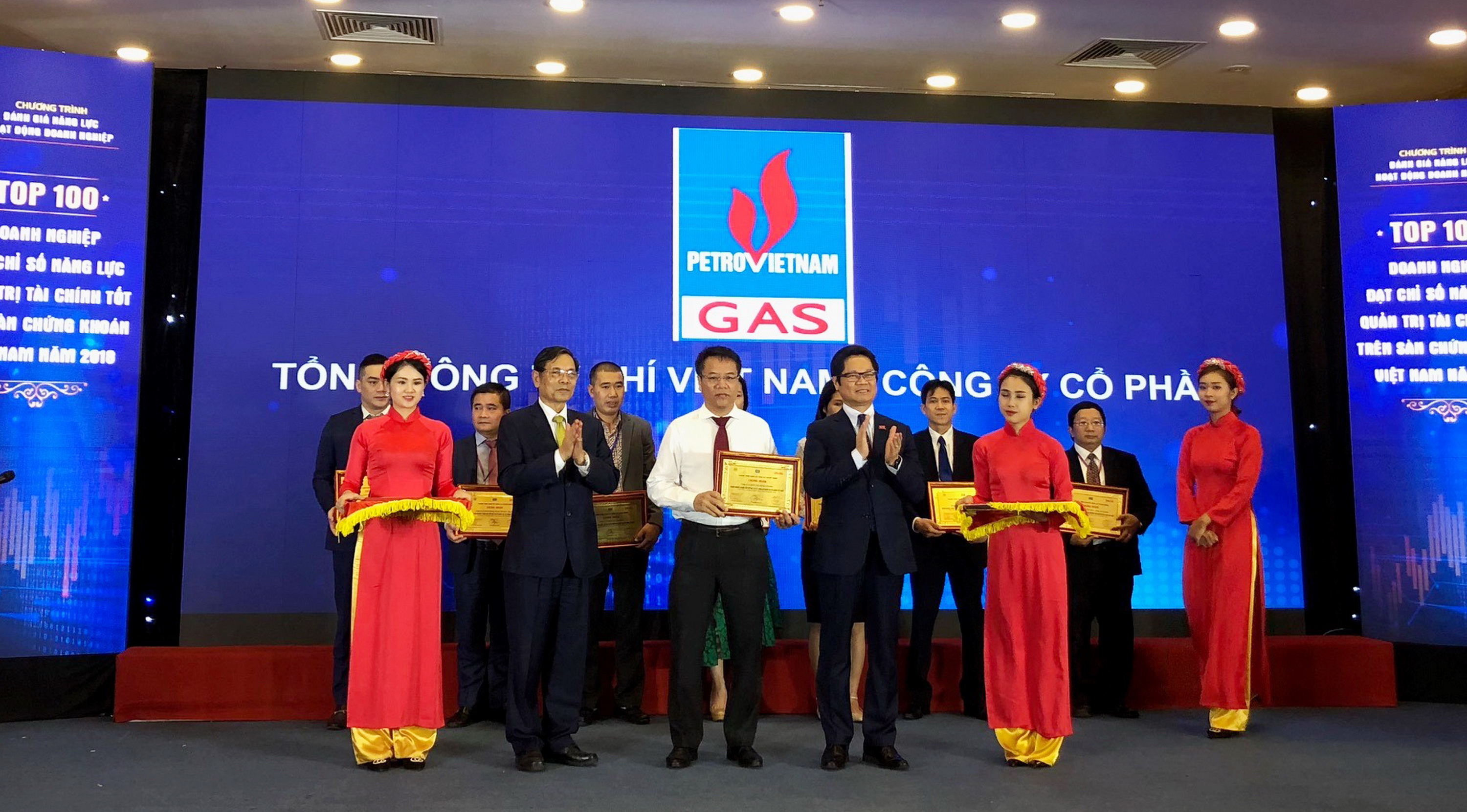 Đại diện lãnh đạo PV GAS đón nhận vinh danh Top 5